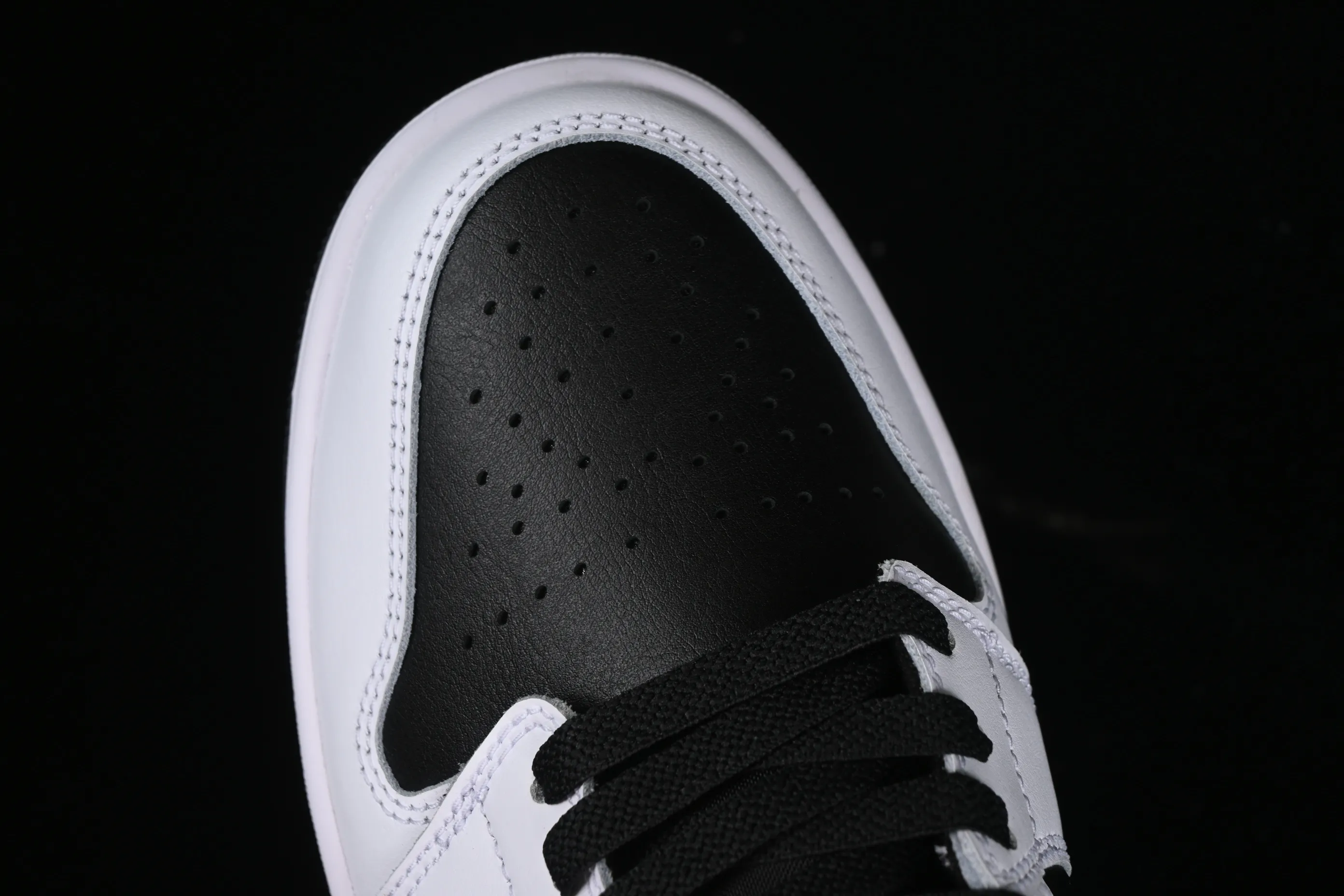 All categories Air Jordan Jordan series basketball shoes Air Jordan 1 Low G version pure original Air Jordan 1 Low AJ1 Joe 1 black and white gold hook low-top cultural basketball shoes 553558-172